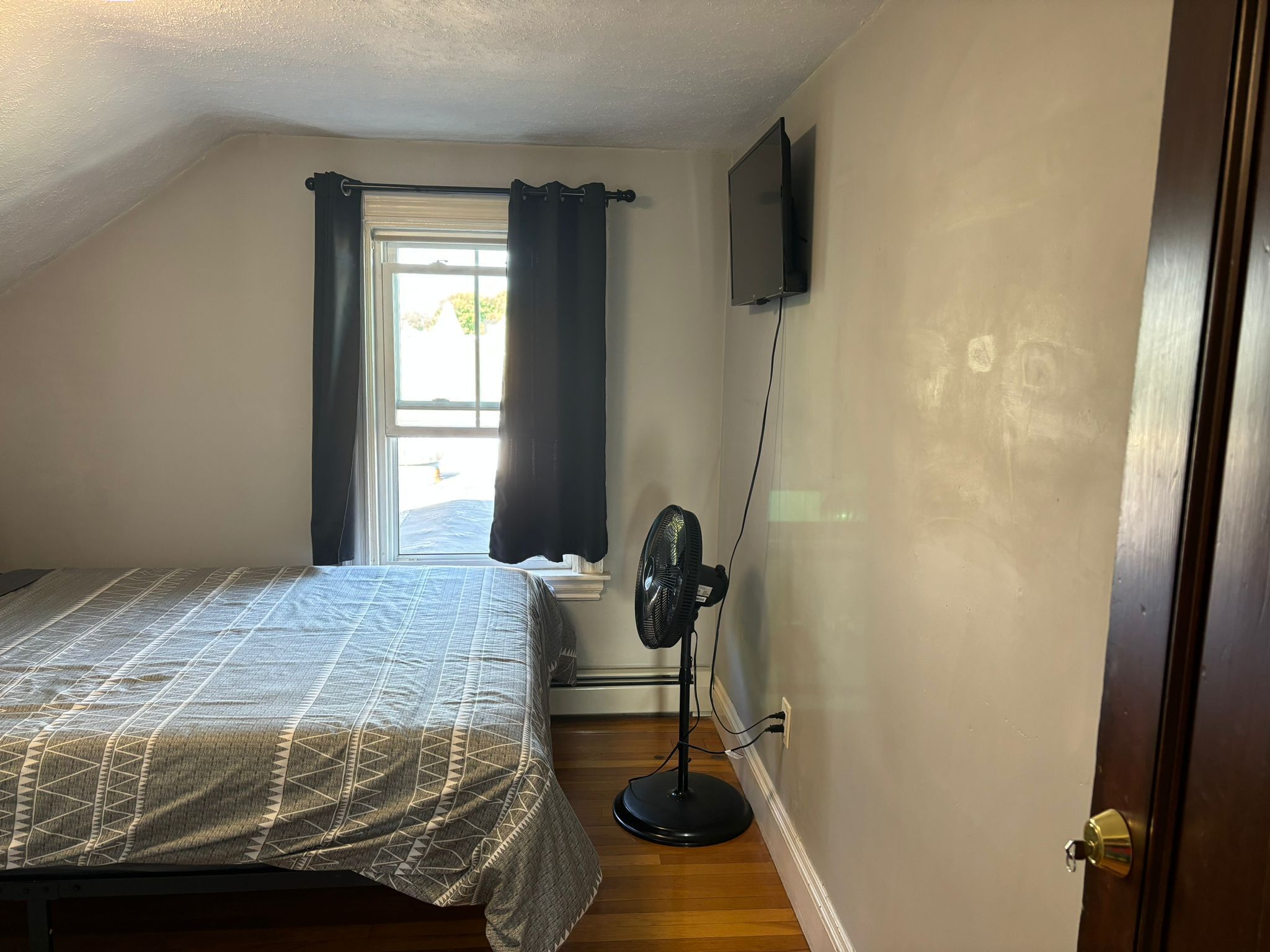 مكتب ومساحة عمل للكمبيوتر المحمول وواي فاي مجانًا