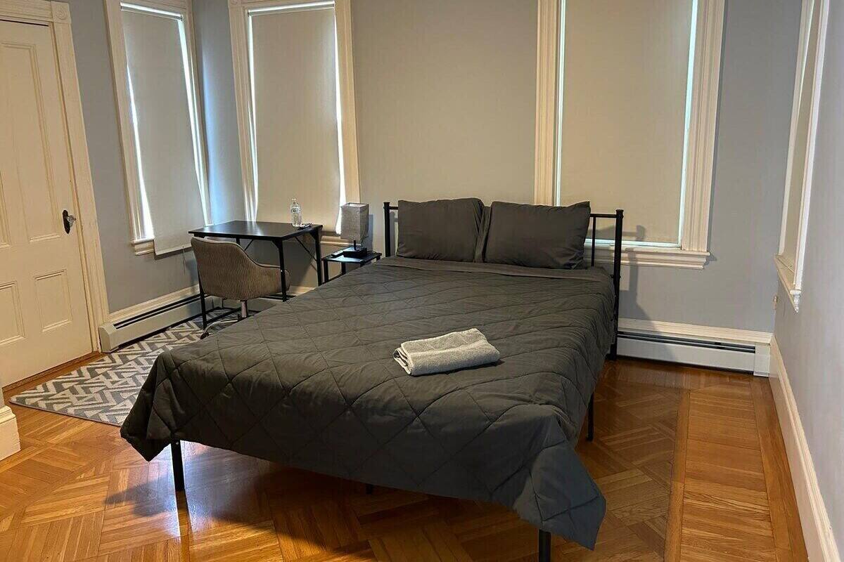 Driepersoonskamer, gemeenschappelijke badkamer (1) | Een bureau, een laptopwerkplek, gratis wifi