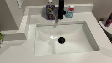 Toallas, jabón, shampoo, papel de baño