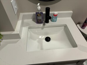 Toallas, jabón, shampoo, papel de baño 