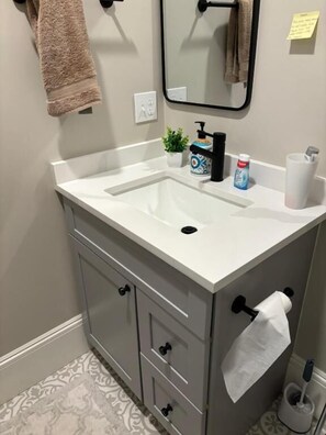 Toallas, jabón, shampoo, papel de baño 