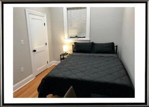 Escritorio, espacio para trabajar con laptop y wifi gratis 