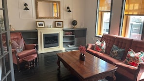 Fireplace, DVD player, books, video library - Charming Maybole Retreat – Steps from the Castle, Beaches & Golf, with Spa Bath (Maybole)