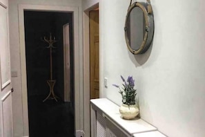 Interior - Charming Maybole Retreat – Steps from the Castle, Beaches & Golf, with Spa Bath (Maybole)