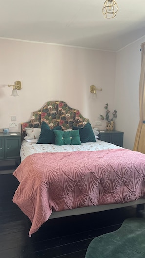 Desk, iron/ironing board, free WiFi, bed sheets - Charming Maybole Retreat – Steps from the Castle, Beaches & Golf, with Spa Bath (Maybole)