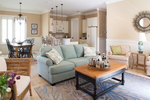 TV - TWO GOLF CARTS! Large screened porch in quiet neighborhood. Pet friendly. (Miramar Beach)