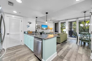 Interior - 1 bed/2 bath, walk to Baytowne! Quick tram ride to beach! (Miramar Beach)