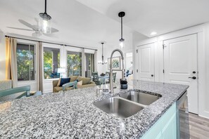 Interior - 1 bed/2 bath, walk to Baytowne! Quick tram ride to beach! (Miramar Beach)