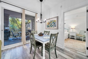 Dining - 1 bed/2 bath, walk to Baytowne! Quick tram ride to beach! (Miramar Beach)