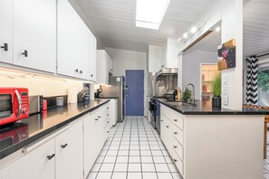 Kjøleskap, mikrobølgeovn, ovn og kokeplater