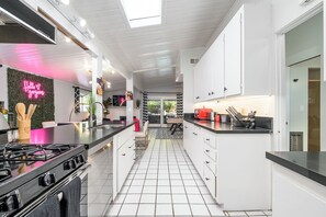 Fridge, microwave, oven, stovetop - Vacation 4BR Oasis Near Disney Pool & Arcade (Fullerton)