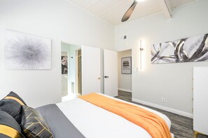 Skrivebord, strykejern/-brett, reiseseng for barn og wi-fi (inkludert)