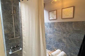 Shower, towels, soap, shampoo - Modern Cabana, 2-story Central Valley View Villa Ron Dafa, Chukita loft (Alajuela)