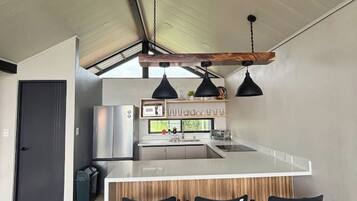 Refrigerador, microondas, horno y parrilla de estufa