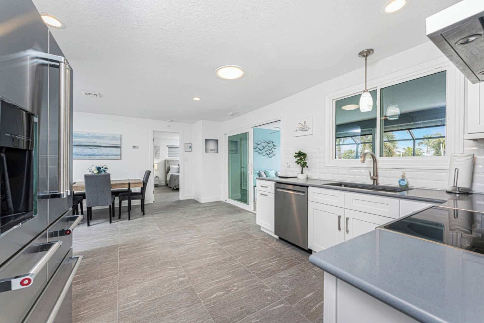 冰箱、微波炉、烤箱、炉灶