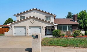 Exterior - Executive 3-bedroom 3 Bth Home in Pueblo with Jetted Tub and Hot Tub, (Pueblo)