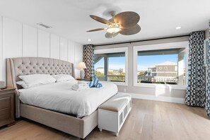 8 Schlafzimmer, Schreibtisch, Bügeleisen/Bügelbrett, Reisekinderbett