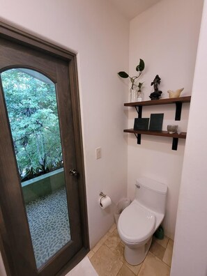 Douche, serviettes fournies, savon, papier toilette