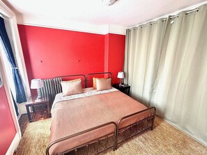 Escritorio, tabla de planchar con plancha, wifi gratis y ropa de cama 