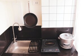 Private kitchen - Modern Oasis - Cozy Loft Condo in Manila (Manila)