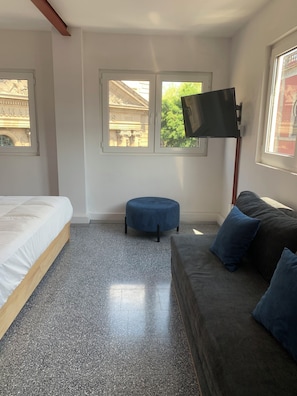 Desk, laptop workspace, iron/ironing board, cots/infant beds - Chilango BnB (Mexico City)