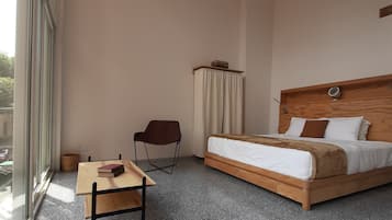 Tabla de planchar con plancha, wifi gratis y ropa de cama