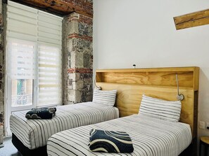 مكتب ومساحة عمل للكمبيوتر المحمول ومكواة/لوح كي وأسرّة أطفال/رضّع