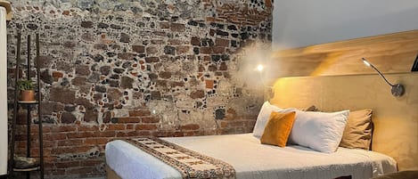 Tabla de planchar con plancha, wifi gratis y ropa de cama