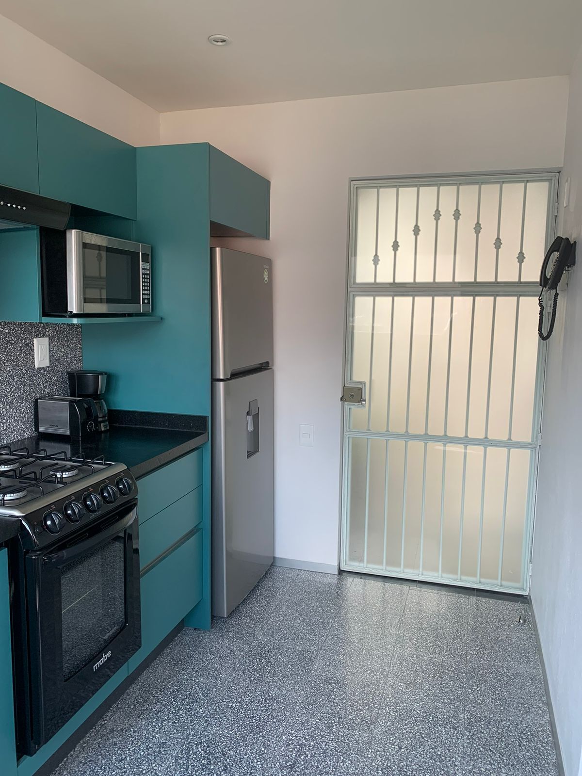 Classic-huoneisto | Yksityinen keittiö | Jääkaappi, mikroaaltouuni, liesi, kahvin-/teenkeitin