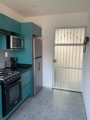 Classic Apartment | Private kitchen | Fridge, microwave, stovetop, coffee/tea maker - Chilango BnB (Mexico City)