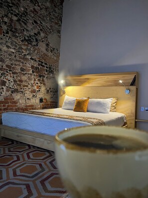 Desk, laptop workspace, iron/ironing board, cribs/infant beds - Chilango BnB (Mexico City)