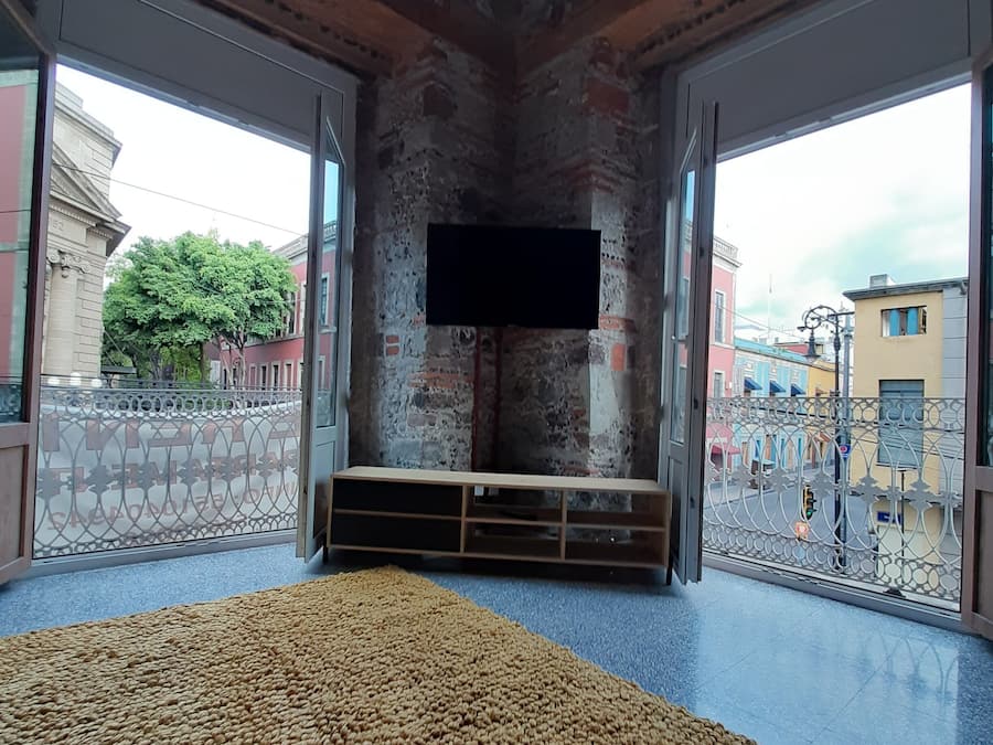 Klassiek appartement | Een bureau, een laptopwerkplek, een strijkplank/strijkijzer