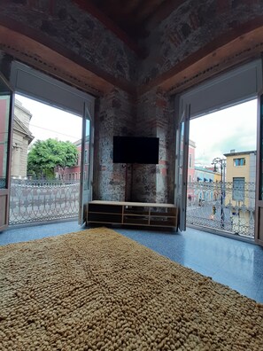 Desk, laptop workspace, iron/ironing board, cots/infant beds - Chilango BnB (Mexico City)