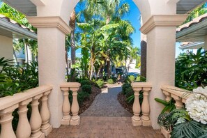 Property grounds - Hibiscus|Heated Pool • Private Dock • Bikes • Kayaks • Walk to Fishermen’s Village (Punta Gorda)