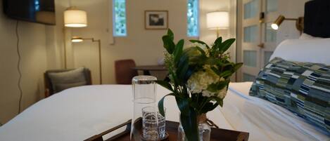 Iron/ironing board, WiFi, bed sheets