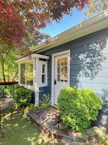 Private city retreat; Cozy Studio w/Backyard.