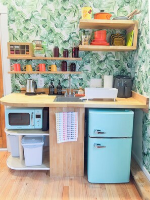 Kühlschrank, Mikrowelle, Wasserkocher mit Kaffee-/Teezubehör