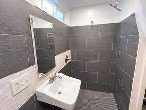 Douche, séchoir à cheveux, serviettes fournies, savon