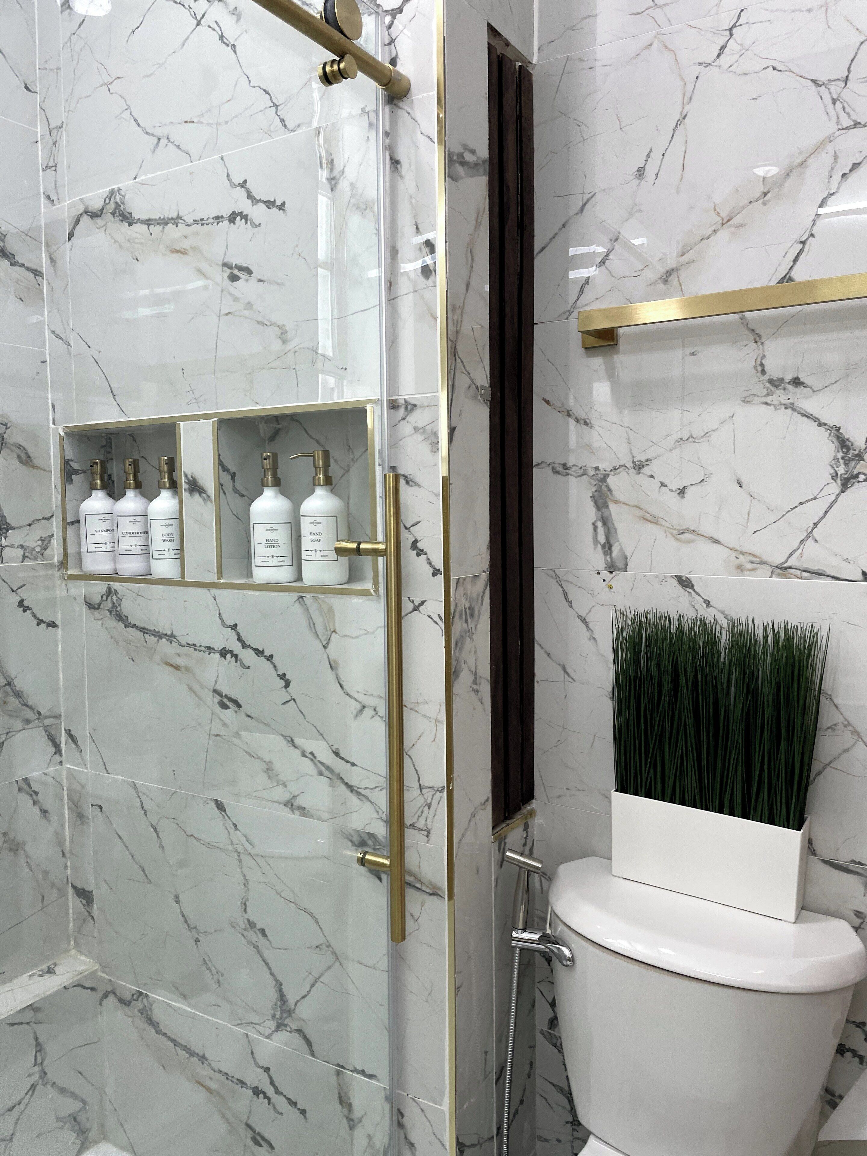 Haartrockner, Handtücher, Seife, Toilettenpapier