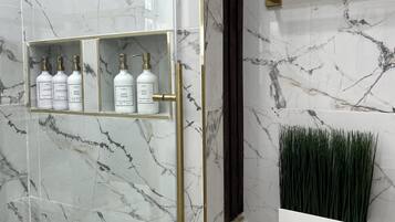 Haartrockner, Handtücher, Seife, Toilettenpapier