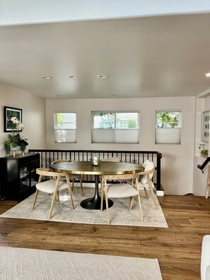 Dining - Charming Beachside Getaway In Truly Ideal Location (Newport Beach)