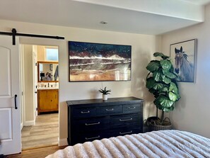 WiFi, bed sheets - Charming Beachside Getaway In Truly Ideal Location (Newport Beach)