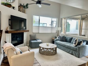 TV, fireplace - Charming Beachside Getaway In Truly Ideal Location (Newport Beach)