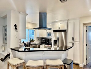 Microwave, oven, stovetop, dishwasher - Charming Beachside Getaway In Truly Ideal Location (Newport Beach)