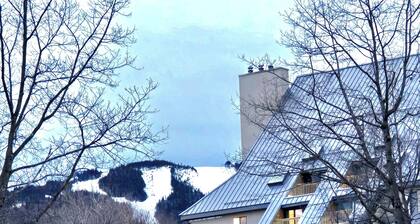Walk to Lifts - Hot Tubs&Pub - Sleeps 4 - SuperHost/Guest Favorite Now on VRBO!