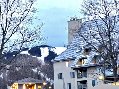 Walk to Lifts - Hot Tubs&Pub - Sleeps 4 - SuperHost/Guest Favorite Now on VRBO!
