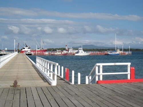 Huge pet & boat friendly house 5 minutes to the port, pub and on the Rail Trail!