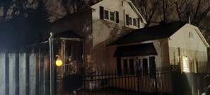 Exterior - Charming Cottage with Fireplace/Family Friendly/National Park& Ski /Forena Spa (Saint-Bruno-de-Montarville)