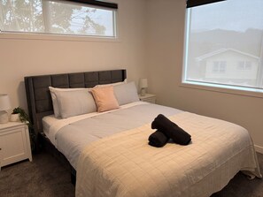 4 bedrooms, iron/ironing board, WiFi, bed sheets - Charming Home in Lower Hutt (Lower Hutt)