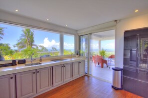 Fridge, microwave, oven, dishwasher - Sofaia View (Sainte-Rose)